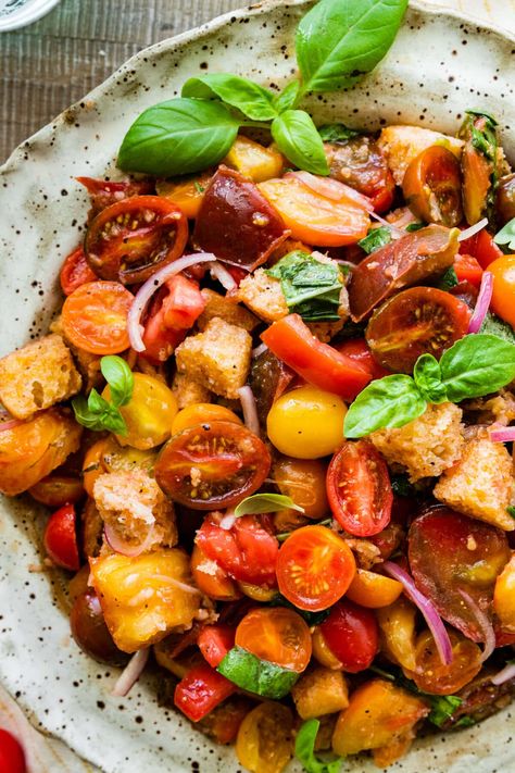 Best Summer Panzanella Salad Recipe (Bread & Tomato) - CucinaByElena Summer Panzanella, Panzanella Salad Recipe, Recipe Bread, Chopped Salad Recipes, Italian Chopped Salad, Panzanella Salad, Instagram Recipes, Bread Salad, Toasted Bread