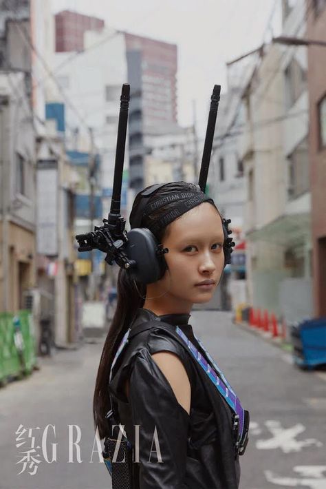 Cyberpunk Character Art, Futuristic Accessories, Futurism Fashion, Futuristic Helmet, Cyberpunk 2020, Girl With Headphones, Cyberpunk Aesthetic, 3d Fashion, Cyberpunk Character