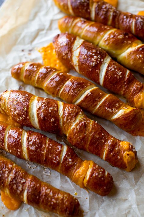 Cheesy Pretzel Twists - These cheesy pretzel twists are delicious from their hot, buttery, and golden exterior to all that glorious coarse salt and the melty cheese stuffed inside. Fall Recipes Appetizers, Homemade Pretzel, Pretzel Recipes, Pretzel Dough, Homemade Pretzels, Homemade Soft Pretzels, Spicy Cheese, Pretzel Twists, Fall Appetizers