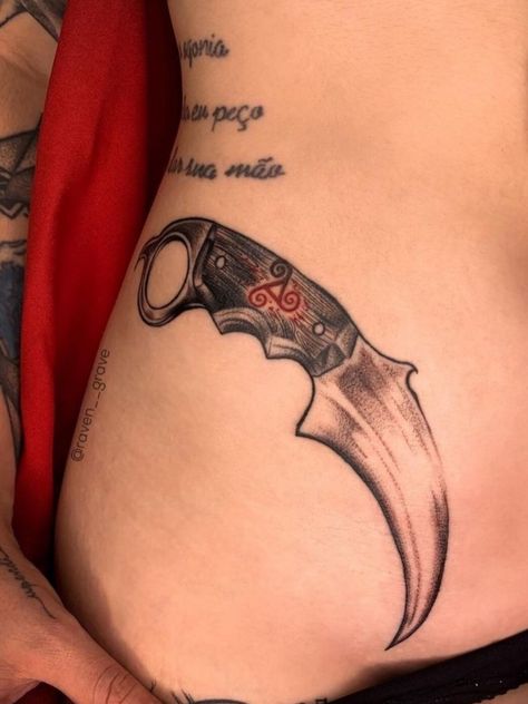 Tatuagens 
Adaga tatuagem
Adaga
Tatto
Tatuagem vermelha Knife Tattoo Thigh, Knife Hip Tattoo, Feminine Knife Tattoo, Kabar Knife Tattoo, Curved Knife Tattoo, Stomach Tats, Tattoo Hip, Knife Tattoo, Dagger Tattoo