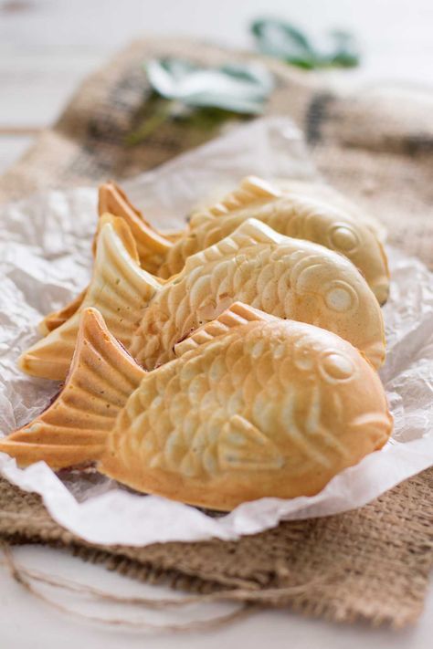 Fish Snacks, Japanese Street Food, Regional Food, Food Shapes, Japanese Fish, Japanese Dessert, Think Food, Japanese Snacks, Asian Desserts