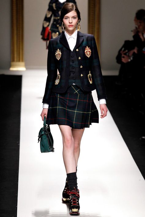 Moschino Fall 2013 Ready-to-Wear Fashion Show - Kate Bogucharskaia Stile Preppy, Milano Fashion Week, Outfit Trends, A Skirt, Look Vintage, 가을 패션, School Fashion, Kilt, Preppy Style