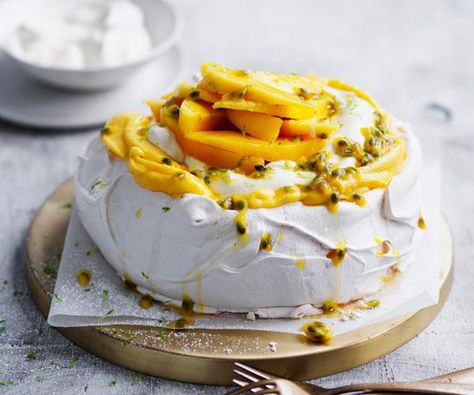 Passionfruit and mango pavlova recipe - Preheat oven to 150°C. Trace a 20cm-diameter round on a piece of baking paper and place pencil-side down on a lightly oiled oven tray. Pavlova Easy, Pavlova Toppings, Christmas Pavlova, Strawberry Pavlova, Chocolate Pavlova, Pavlova Dessert, Pavlova Cake, Mini Pavlova, Pavlova Recipe