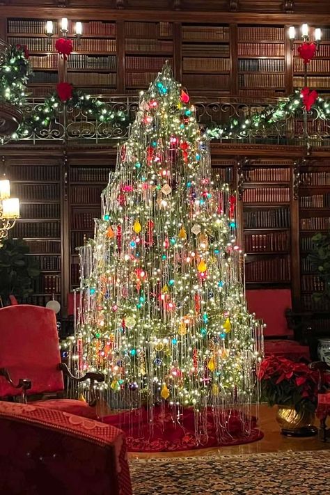 Tinsel Christmas Tree, Christmas Dreaming, Christmas Tree Inspiration, Christmas Inspo, Beautiful Christmas Trees, Christmas Home Decor, Christmas Memory, Vintage Christmas Tree, Christmas Tree Themes