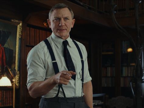 Benoit Blanc Outfit, Thumbnail Material, Daniel Graig, Gentlemen Style, Daniel Craig James Bond, Glass Onion, It's Complicated, Rian Johnson, Male Celebrities