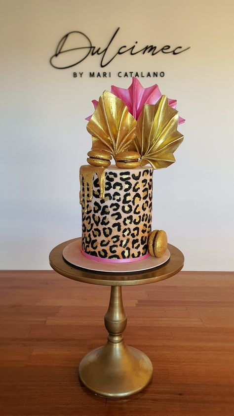 Leopard Print Birthday Cake, Cheetah Print Cakes, Cake With Macarons, Leopard Cake, Leopard Print Cake, Cake Macarons, Modern Birthday Cakes, Animal Print Cake, Fab Cakes