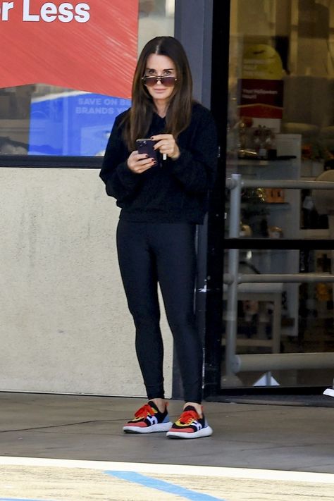 Kyle Richards shops without wedding ring after Mauricio Umansky split Kylie Minogue Outfits Casual, Kyle Richards Aspen Style, Kyle Richards And Mauricio, Kyle Richards Outfits, Kyle Richards Plastic Surgery, Kyle Richards Style, Kyle Richards Hair, Her Wedding Ring, Sports Outfits