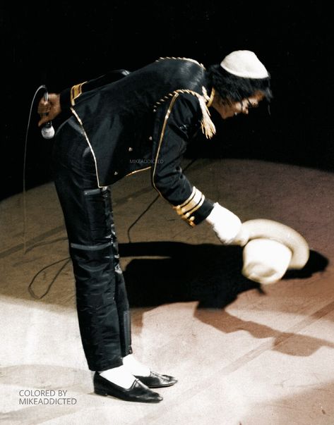 @michaeljackson takes his hat off the Pepsi crowd at the New York State Theater. His head burned while making a Pepsi commercial. (Photo by Richard Corkery & colorized by me) Pepsi Commercial, Jon Lovitz, Berry Gordy, Michael Jackson Rare, Michael Jackson Thriller, Colorized Photos, Joseph Jackson, King Of Music, Hairstyles For Layered Hair