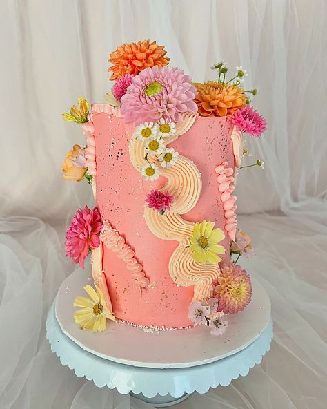 Bright Flower Cake, Alcoholic Cakes, Floral Cake Birthday, Cake Shoot, Slab Cake, Cake Squares, 21st Cake, Fruity Cake, Birthday Cake With Flowers