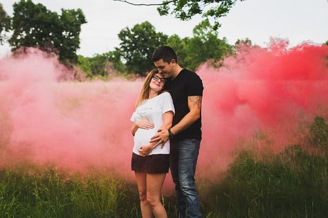 Maternity Shoot Gender Reveal, Photography Gender Reveal Photo Shoot, Instagram Gender Reveal Photo, Bubblegum Maternity Photo, Smokebomb Gender Reveal Photoshoot Ideas, Gender Reveal Photo Shoot, Gender Reveal Pictures, Gender Reveal Photos, Gender Reveal Ideas