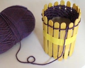 French Knitting Diy Knitting Loom, Spool Knitting, Knifty Knitter, French Knitting, Knitting Loom, Ball Of Yarn, Finger Knitting, Toilet Paper Roll, Popsicle Sticks