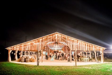 Event Venue Design, Shed Wedding, Event Venue Spaces, Events Place, Country Wedding Venues, Wedding Venues Indoor, Barn Parties, Outdoor Pavilion, Party Barn