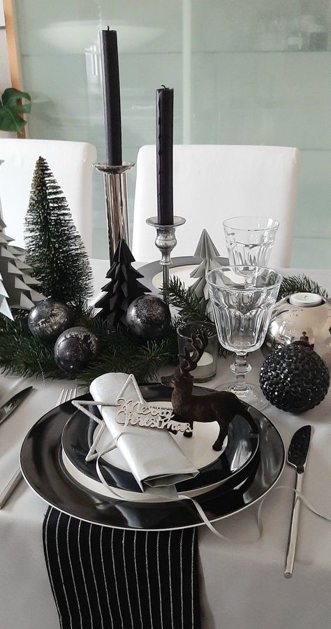 Black And White Christmas Table Setting, Christmas Tablescapes Black, Christmas Table Settings Black, Black And White Christmas Table Decor, Black Christmas Table Setting, Black And White Tablescapes, White Christmas Party, Black Christmas Decorations, Xmas Table Decorations