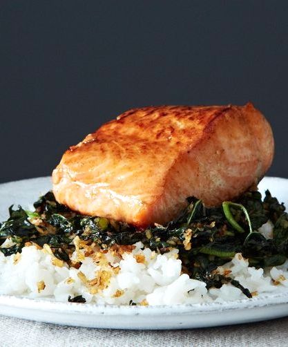 crispy coconut kale with roasted salmon + coconut rice Kale Rice, Coconut Kale, Salmon Kale, Leafy Greens Recipes, Gentleman Pirate, Best Salmon Recipe, Rice Coconut, Coconut Rice Recipe, Fish Salmon