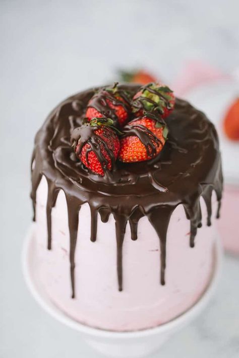 Chocolate And Strawberry, Dark Chocolate Cake, Chocolate Strawberry Cake, Strawberry Frosting, Strawberry Cake Recipes, Strawberry Buttercream, Dark Chocolate Cakes, Celebration Cake, Strawberry Cakes