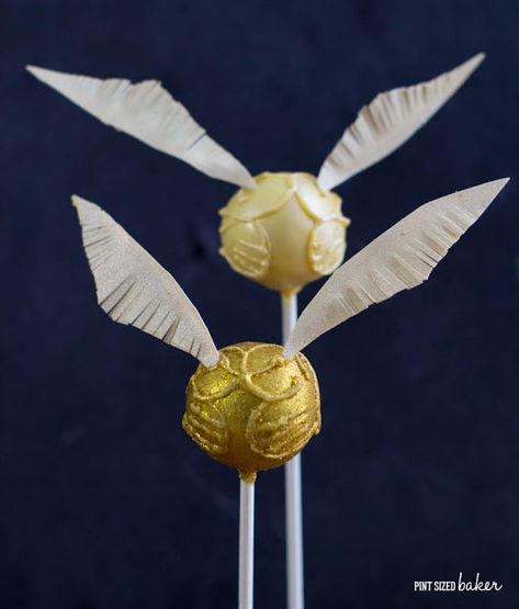 Harry Potter cake pop golden snitch birthday party food idea Snitch Cake Pops, Golden Snitch Cake, Snitch Cake, Harry Potter Food Ideas, Harry Potter Treats, Gateau Harry Potter, Hery Potter, Cake Pops Recipe, Cake Pop Tutorial