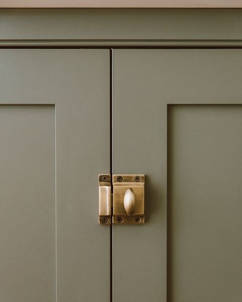 CABINET HARDWARE. IS. EVERYTHING. 😍 We love how our @nostalgicwarehouse latches and cup pulls look in the new kitchen! New blog post… Kitchen Cabinets Hardware, Ideas For Kitchen Cabinets, Warehouse Kitchen, Cabinets Hardware, Vintage Kitchen Cabinets, Latches Hardware, Handle Hardware, Shaker Style Cabinets, Cabinet Latch