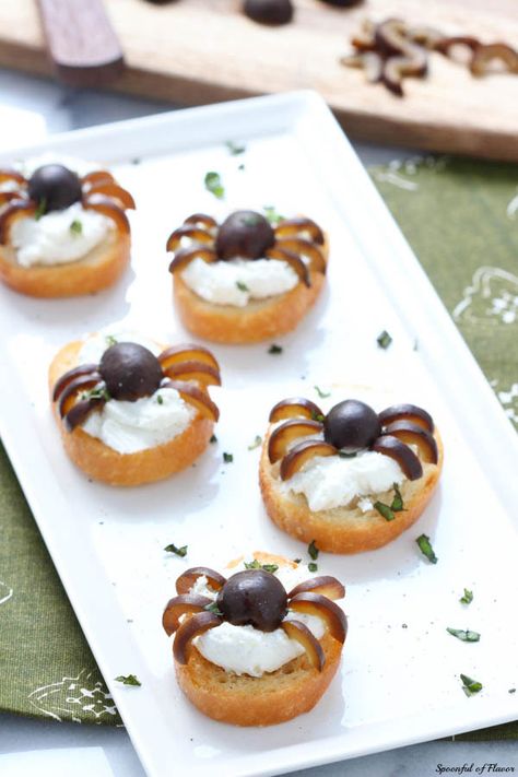 Fun Halloween Snacks, Cheese Crostini, Goat Cheese Crostini, Halloween Party Appetizers, Whipped Goat Cheese, Halloween Dishes, Spider Bites, Taco Dip, Whipped Feta