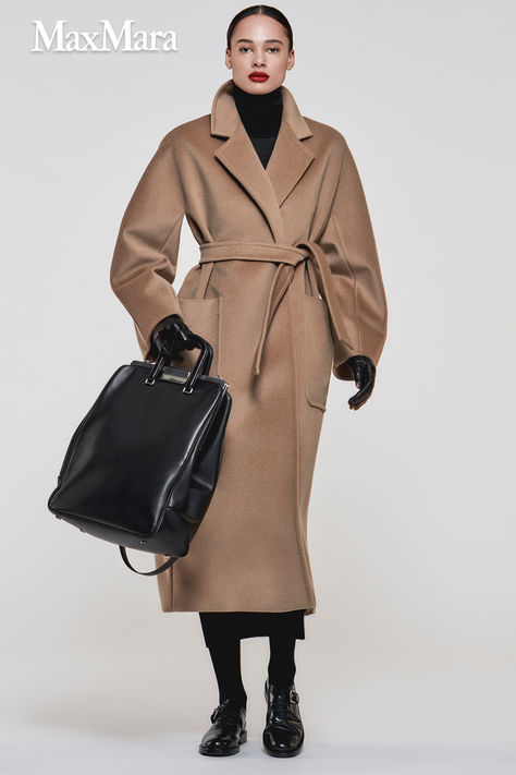 Beautifully crafted, expertly tailored, and luxuriously warm. Discover Max Mara's selection of cozy and covetable coats. Wool Robe, 20’s Fashion, Maxmara Coat, Max Mara Coat, Muslimah Style, Max Mara Weekend, Fall Fashion Coats, Pick Stitch, Outerwear Trends