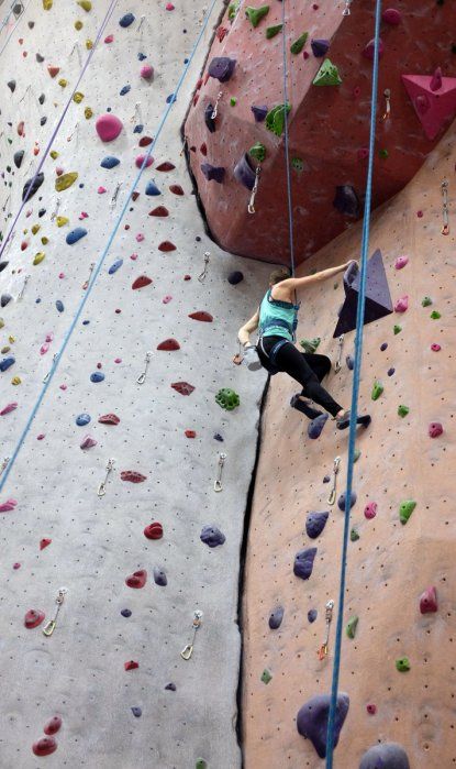 Curious about indoor rock climbing? This article highlights everything you need to get ready and geared for the climbing gym Top Roping, Climbing Outfit Woman, Rock Climbing Gym, Climbing Outfits, Climbing Workout, Indoor Rock Climbing, Rock Climbing Gear, Hobbies For Women, Indoor Climbing