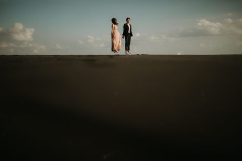 Wedding Pre Nup Ideas Photo Shoot Beach, Prewedding Photography Beach, Inspirasi Prewedding Outdoor, Prewedding Bromo, Best Engagement Photos, Prewedding Outdoor, Sukabumi, Pre Wedding Photoshoot Outdoor, Pre Wedding Poses