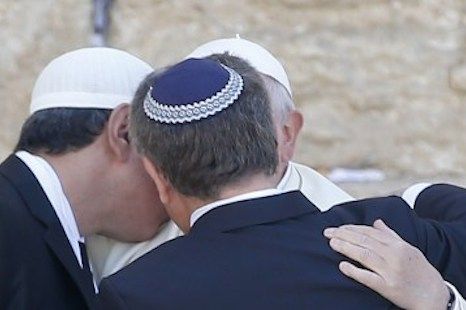 A spontaneous embrace between Sheikh Omar Abboud, Rabbi Abraham Skorka and Pope Francis in front of the Western Wall in Jerusalem. May 2014 The three religious leaders from Argentina held to each other in solidarity, drawing strength from their friendship and experiencing a moment of sacredness made more holy by one another's presence. These three represent the different faith traditions that inhabit the Holy Land offer hope a symbol of hope in a land desperate for peace. What Is Spirituality, Music Ministry, Spiritual Retreat, Catholic Books, Christian Traditions, Papa Francisco, Holy Land, Pope Francis, The Middle East