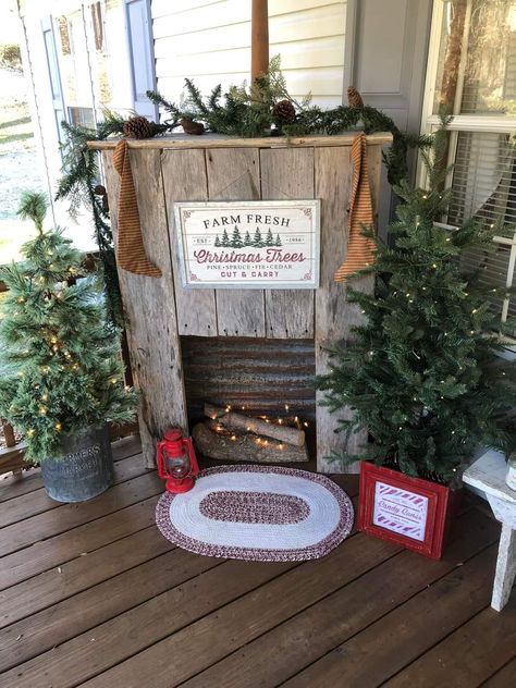 Primitive Country Christmas, Christmas Booth, Christmas Porch Decor Ideas, Outside Christmas Decorations, Decor For Christmas, Country Christmas Decorations, Christmas Front Porch, Fresh Christmas Trees, Christmas Porch Decor