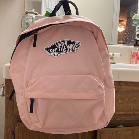 VANS OFF THE WALL” BACKPACK🎒🏎 Vans Off The Wall Bag, Vans Off The Wall Backpack, Vans Backpack Aesthetic, Vans School Bags, Backpacks Aesthetic, Vans Bag, School Locker Decorations, School Backpack Essentials, Vans Backpack