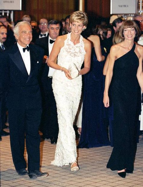 What Princess Diana and Anna Wintour Wore in the '90s | Who What Wear Anna Harvey, Anna Wintour Style, Isabella Blow, Princess Diana Pictures, Diana Princess Of Wales, Designer Ralph Lauren, Elisabeth Ii, Anna Dello Russo, Diana Princess