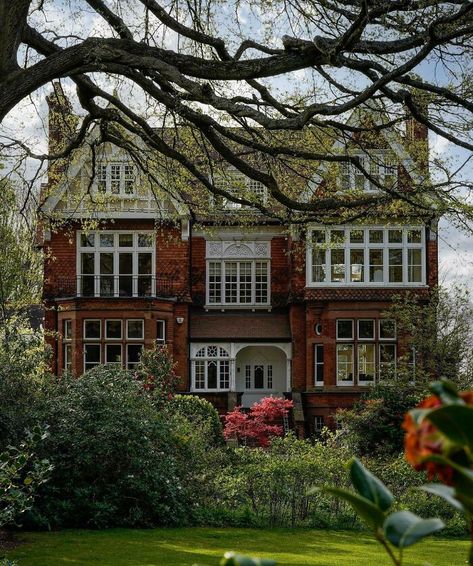 Victorian House London, Victorian Homes Exterior, Victorian Exterior, London Houses, Victorian London, Edwardian House, Victorian Mansions, Window Ideas, London House