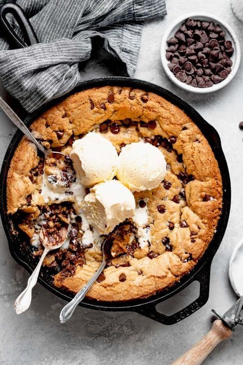 Pizookie Recipe, Skillet Cookie Recipe, Chocolate Chip Skillet Cookie, Crispy Chocolate Chip Cookies, Gooey Chocolate Chip Cookies, Giant Chocolate Chip Cookie, Skillet Chocolate Chip Cookie, Skillet Cookie, Dessert Simple