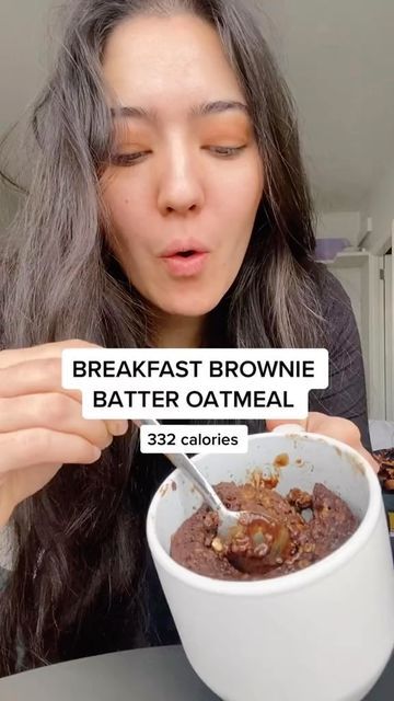 Leanne- Weight Loss Coach on Instagram: "BREAKFAST BROWNIE BATTER OATS 🍫 2 minutes in the microwave and you’re left with these fudgy brownie oats 🥰 🥣 Ingredients (332 calories: 15,7g protein; 35,4g carbs; 16,3g fats; 7.2g fiber ) 1/2 cup oatmeal 1 tbsp cocoa powder 1 egg 1 tbsp peanut butter 1/4 cup almond milk 1/4 tsp baking powder 1-2 tbsp granulated sweetener of choice ( I used erythritol) (Optional): 1 tbsp chocolate chips Method: combine all ingredients in a microwave safe mug Brownie Oats Microwave, Protein Baked Oats Microwave, Oats In A Mug, Baked Oats In A Mug, Brownie Baked Oats Microwave, Oats Recipes Microwave, Microwave Protein Oatmeal, Oat Microwave Cake, Oatmeal Mug Cake Microwave