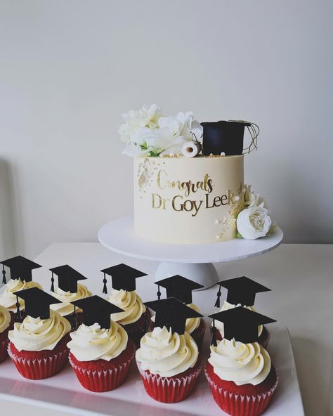 A cake that celebrates the journey, the hard work, and the success! Congratulations to Fr Goy Leek👨🏽‍🎓📜🕰️ {graduation} #graduationday🎓 #graduationcake #capsandgowns #sweetgraduation #milestonemoments #gradlife #gradpartyideas #graduation2024🎓 #pointcookcakes #pointcook #sanctuarylakes #upperpointcook #saltwatercoast #saltwatercoastestate #saltwaterestate #lincolnheath #lincolnheathestate #alamanda #alamandaestate #featherbrookeestate #featherbrook #seabrook Grad Cupcakes Ideas, Grad Cupcakes, Simple Graduation Cakes, Grad Cakes, Cupcakes Ideas, Graduation Cakes, Graduation Day, Grad Parties, Leeks