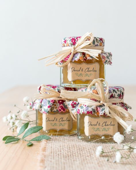 [WEDDING DIY] CADEAU D'INVITÉ, DES PETITS POTS DE CONFITURE MAISON Wedding Ceremony Decorations Outdoor, Diy Wedding Table, Wedding Favors And Gifts, Whiskey Lover Gifts, Unique Favors, Guest Gifts, Wedding Favors For Guests, Wedding Gift Favors, Christmas Party Invitations