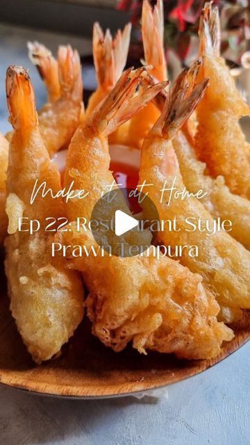 Rafia Mazhar on Instagram: "HERE'S HOW TO MAKE IT ⤵️

Make it at Home Episode 22: Restaurant Style Prawn Tempura 🦐🍤

Prawns
300 g jumbo prawns with tail (clean & deveined)
Salt
1 cup Cornflour 

•Pat dry prawns with a kitchen towel and make small cuts in on both the top and bottom side 
• Crack the prawn and make it straight 
•Sprinkle salt all around. Set aside
•Before frying dip the prawns in Cornflour on all sides

Batter
200 g flour (chilled in the freezer)
1 tsp garlic powder
1 tsp onion powder
1 tsp paprika
1 tsp salt
1/4 tsp turmeric powder
1.5 tsp baking powder
400 ml club soda/sparkling water (chilled completely) 
 
•Mix all the dry ingredients together. 
•Just before frying add the soda and mix. Form a thin batter 
•Dip the Cornflour coated prawns and fry in VERY hot oil till g Battered Prawn Recipe, Tempura Prawns Recipe, Prawn Appetizers Finger Foods, Prawn Tempura Recipe, How To Make Prawns, Best Prawn Recipes, Prawns Fry Recipe, Fried Prawns Recipe, Prawn Cocktail Recipe