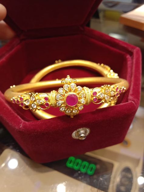 Kankanalu Gold Designs, Bangles Jewelry Designs Gold, Jewelry Designs Gold, Gold Earrings For Kids, Simple Saree Designs, Diamond Wedding Jewelry, Gold Chain Design, Gold Bridal Jewellery Sets, Gold Jewelry Stores