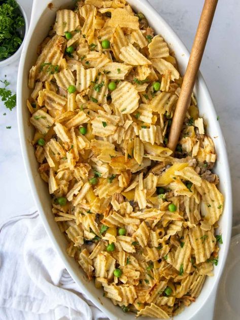 Tuna Noodle Casserole - MamaGourmand Tuna Casserole With Potato Chips, Dairy Free Nutella, Tuna Potato, Potato Chip Recipes, Gluten Free Recipes For Kids, Honey Soy Chicken, Crunchy Potatoes, Tuna Noodle, Tuna Noodle Casserole