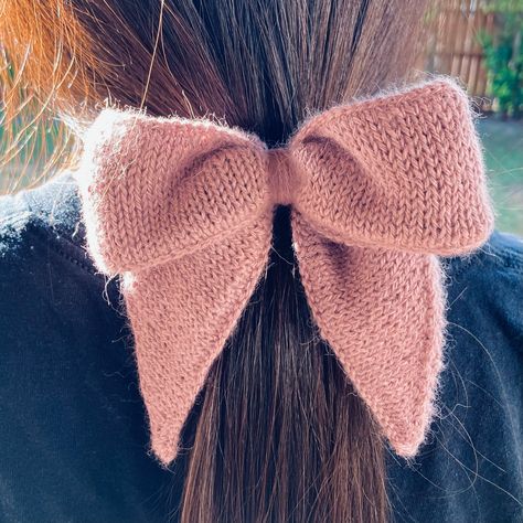 Another #augustinsno22! You might recognize this yarn since it’s scrap yarn from my #honeyclutch. I made this bow slightly larger than my last one, but it’s still not the full size bow, so making the large bow is still part of my to do list! Pattern by: @augustins.dk Bow Knitting Pattern, Knitted Bows Free Pattern, Knitted Bow, Knit Bow, My To Do List, Knitted Accessories, Crochet Bow, Knit Accessories, Knit Cardigan Pattern