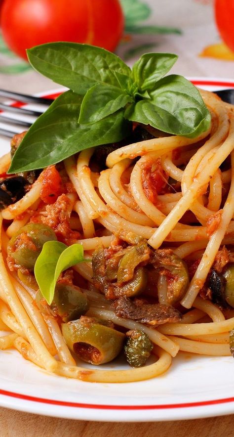 Spaghetti with tuna and anchovy. A popular dish in Italy, spaghetti with tuna and anchovy is a delicious way to use up leftover canned tuna. #pasta #spaghetti#tuna #seafood #recipes #homemade Pasta With Anchovies, Canned Tuna Pasta, Tuna Spaghetti, Italy Spaghetti, Anchovy Pasta, Fettuccine Recipes, Creamy Pasta Recipes, Pasta Noodle Recipe, Spaghetti Sauce Recipe