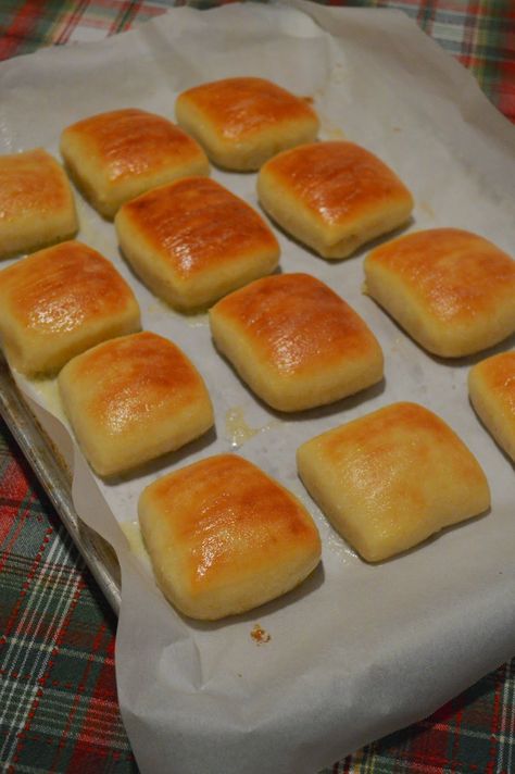 Heritage Schoolhouse: baking Hot Rolls, Roadhouse Rolls, Texas Roadhouse Rolls, Taco Cups, Different Types Of Bread, Garlic Bread Recipe, Yeast Rolls, Cheesy Bread, Texas Roadhouse