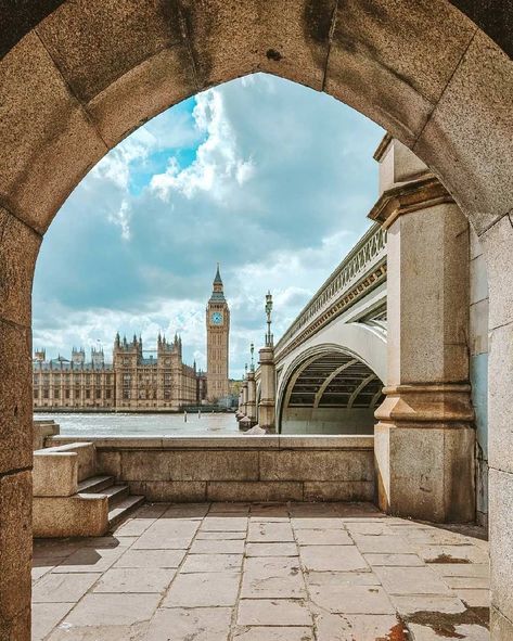 Are you traveling to London soon? Here are my favorite London photo spots (and ideas) where you can take some amazing London travel photos to keep as memories. Most Instagrammable Places In London, London Travel Pictures, Pictures To Take In London, London Eye Photo Ideas, London Inspo Pics, London Photography Instagram, London England Aesthetic, London Instagram Pictures, London Pictures Ideas