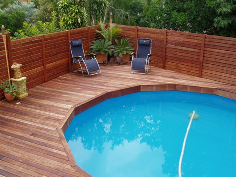 What do you do when summer's coming? Having vacation with your family? Or do you prefer having fun with your family on your home?  These above ground pool ideas may can help you. Check it out! Privacy Fence Around Above Ground Pool, Cheap Above Ground Pool, Wood Pool Deck, Piscina Pallet, Oberirdischer Pool, Pool Dekor, Round Above Ground Pool, Decks Around Pools, Piscina Intex