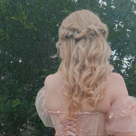 Corset Dress Aesthetic, Cottagecore Hairstyles, Princess Cottagecore, Princess Oc, Cottagecore Hair, Blonde Aesthetic, Princesa Real, Hairstyles Blonde, Rapunzel Hair