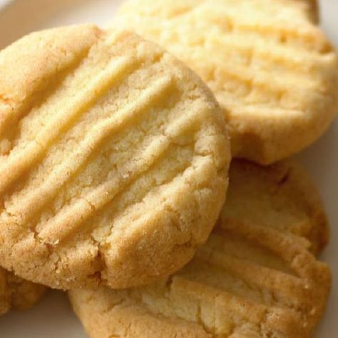 Butter Biscuits Recipe, British Biscuits, Condensed Milk Cookies, Easy Biscuit Recipe, Biscuits Diététiques, Mary Berry Recipe, Self Raising Flour, Family Baking, Snowball Cookies