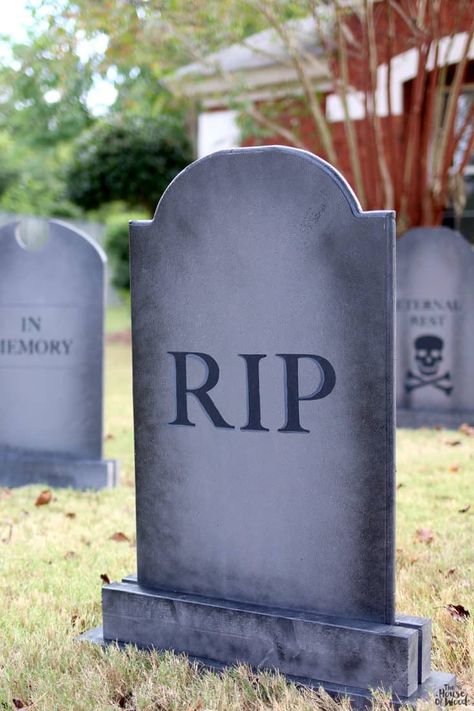 With a little plywood and paint, you can make this awesome -- and durable! -- DIY Halloween Lawn Gravestones props.And bonus --  they’re free-standing, so you don’t have to tear up your yard with stakes. Halloween Tombstones Diy, Tombstone Diy, Halloween Gravestones, Halloween Outdoor Decoration, Halloween Lawn, Halloween Diy Outdoor, Halloween Props Diy, Halloween Graveyard, Halloween Tombstones