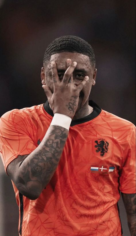 Steven Bergwijn Wallpaper, Cold Celebration Football, Soccer Celebrations, Steven Bergwijn, Football Celebrations, Face Blur, Tottenham Hotspur Players, Football Background, Football Players Photos