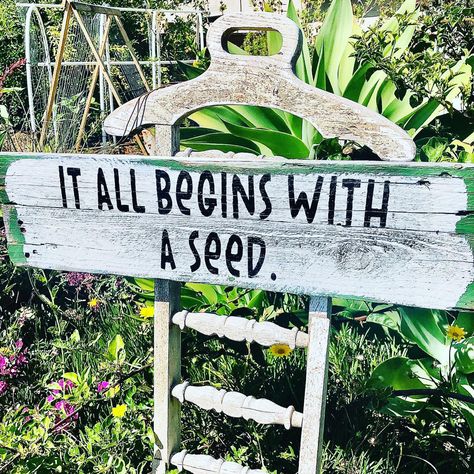 Cute Garden Signs Diy, Diy Garden Signs Wood, Greenhouse Signs Ideas, Garden Sign Diy, Garden Signs And Sayings, Greenhouse Sign, Diy Garden Signs, Garden Signage, Garden Sign Ideas