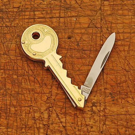 Pocket knife disguised as a key. It's no mermaid necklace pocket knife, but it's still great. Chic Apartment, Knife Shapes, Karambit Knife, Tech Toys, Sweet Pic, Neat Ideas, Presents For Men, Clever Ideas, Chatelaine