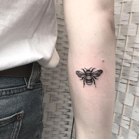 Little bumble bee on lovely Ellie. 🐝🐝🐝 #bumblebee #bee #bumblebeetattoo #beetattoo #finelinetattoo #lineworktattoo #simpleflowers… Bee Tattoo Meaning, Small Bee Tattoo, Bumble Bee Tattoo, Tattoo Dotwork, Tattoo Themes, Frog Tattoos, E Tattoo, Bee Tattoo, Line Work Tattoo