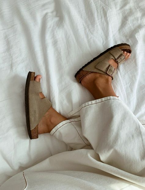 Birkenstock Outfit Women, Arizona Birkenstock Outfit, Birkenstock Arizona Outfit, Best Walking Sandals, Birkenstock Sandals Outfit, Birkenstock Slippers, Arch Support Sandals, Birkenstock Outfit, Skandinavian Fashion